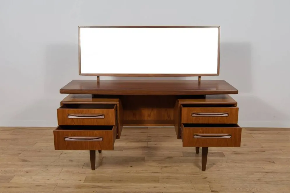 Table de maquillage en teck du milieu du siècle par Victor Wilkins pour G-Plan, Royaume-Uni, années 1960.