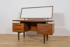 Table de maquillage en teck du milieu du siècle par Victor Wilkins pour G-Plan, Royaume-Uni, années 1960.