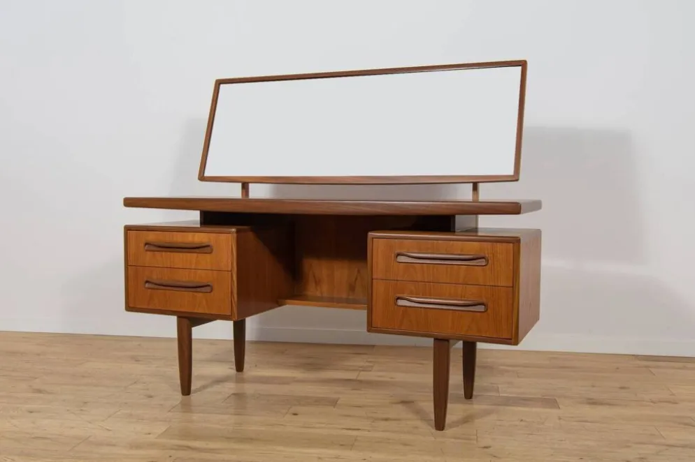 Table de maquillage en teck du milieu du siècle par Victor Wilkins pour G-Plan, Royaume-Uni, années 1960.