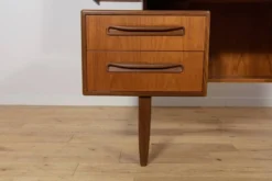 Table de maquillage en teck du milieu du siècle par Victor Wilkins pour G-Plan, Royaume-Uni, années 1960.