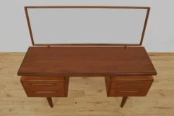 Table de maquillage en teck du milieu du siècle par Victor Wilkins pour G-Plan, Royaume-Uni, années 1960.