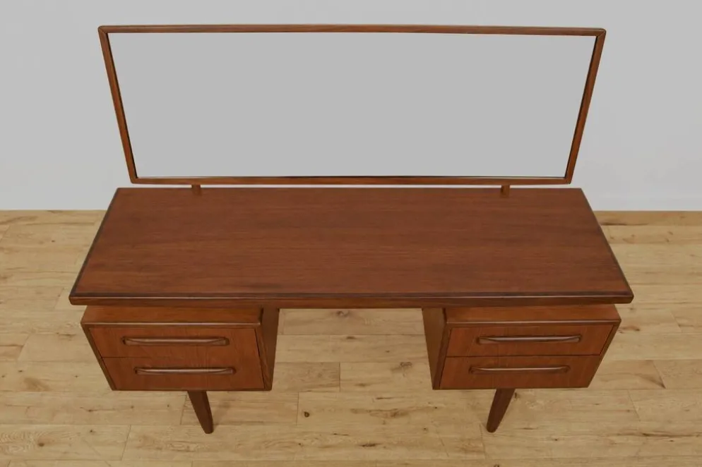 Table de maquillage en teck du milieu du siècle par Victor Wilkins pour G-Plan, Royaume-Uni, années 1960.