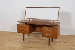 Table de maquillage en teck du milieu du siècle par Victor Wilkins pour G-Plan, Royaume-Uni, années 1960.
