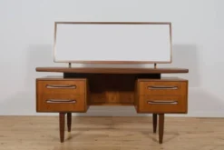Table de maquillage en teck du milieu du siècle par Victor Wilkins pour G-Plan, Royaume-Uni, années 1960.