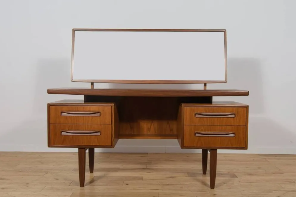 Table de maquillage en teck du milieu du siècle par Victor Wilkins pour G-Plan, Royaume-Uni, années 1960.