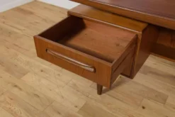 Table de maquillage en teck du milieu du siècle par Victor Wilkins pour G-Plan, Royaume-Uni, années 1960.