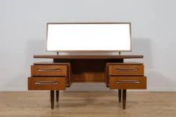 Table de maquillage en teck du milieu du siècle par Victor Wilkins pour G-Plan, Royaume-Uni, années 1960.