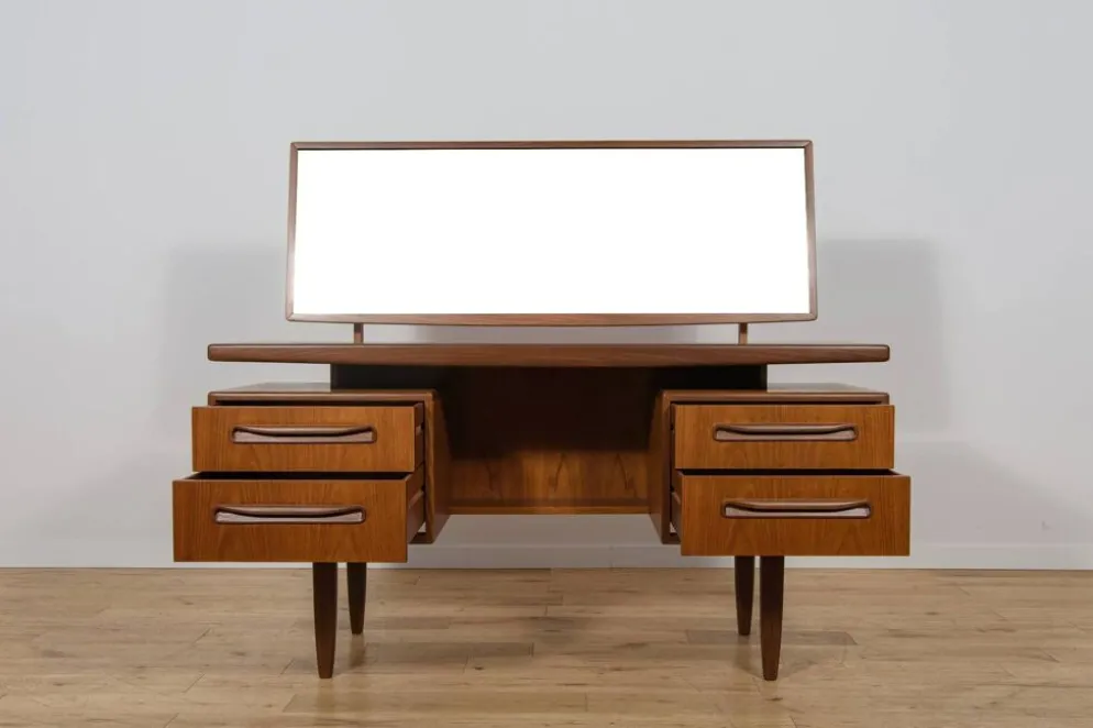 Table de maquillage en teck du milieu du siècle par Victor Wilkins pour G-Plan, Royaume-Uni, années 1960.