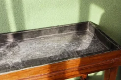 Table de métier, début 20ème, en bois et zinc riveté
