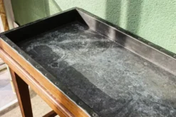 Table de métier, début 20ème, en bois et zinc riveté