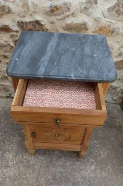 Table de nuit Art Déco rénovée en noyer massif