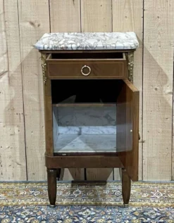 Table de nuit en marqueterie et marbre blanc du début XXème
