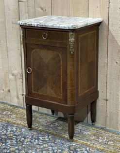 Table de nuit en marqueterie et marbre blanc du début XXème