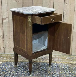 Table de nuit en marqueterie et marbre blanc du début XXème