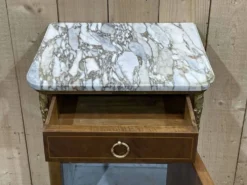 Table de nuit en marqueterie et marbre blanc du début XXème