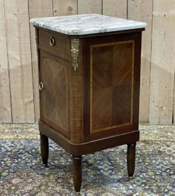 Table de nuit en marqueterie et marbre blanc du début XXème