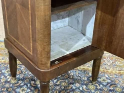 Table de nuit en marqueterie et marbre blanc du début XXème