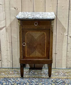 Table de nuit en marqueterie et marbre blanc du début XXème