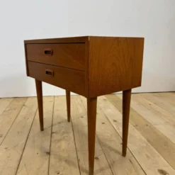 Table de nuit en teck danois avec deux tiroirs, 1960