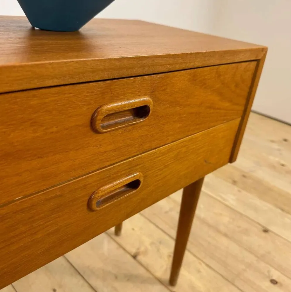 Table de nuit en teck danois avec deux tiroirs, 1960