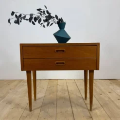Table de nuit en teck danois avec deux tiroirs, 1960