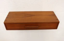 Table de nuit flottante en bois de teck par A. Ahlström Osakeyhtiö Warkhous
