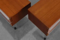 Table de nuit française moderne du milieu du siècle en placage teal et chrome, années 1960.