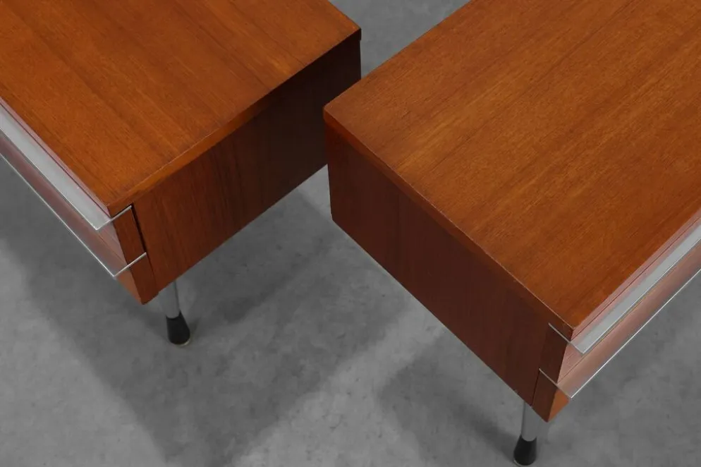 Table de nuit française moderne du milieu du siècle en placage teal et chrome, années 1960.