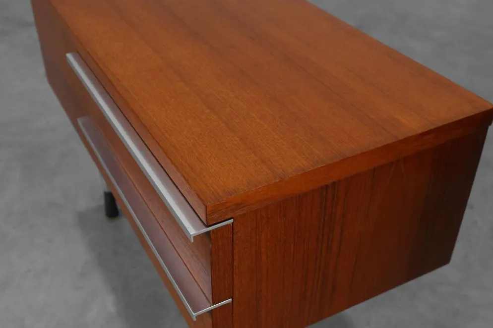 Table de nuit française moderne du milieu du siècle en placage teal et chrome, années 1960.