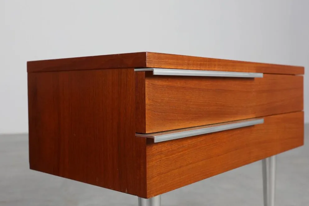 Table de nuit française moderne du milieu du siècle en placage teal et chrome, années 1960.