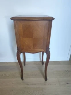 Table de nuit Louis XV avec marbre rouge