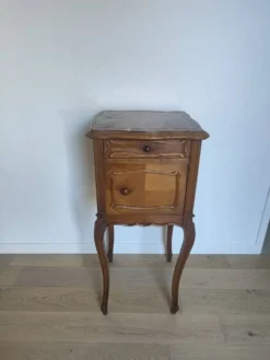 Table de nuit Louis XV avec marbre rouge