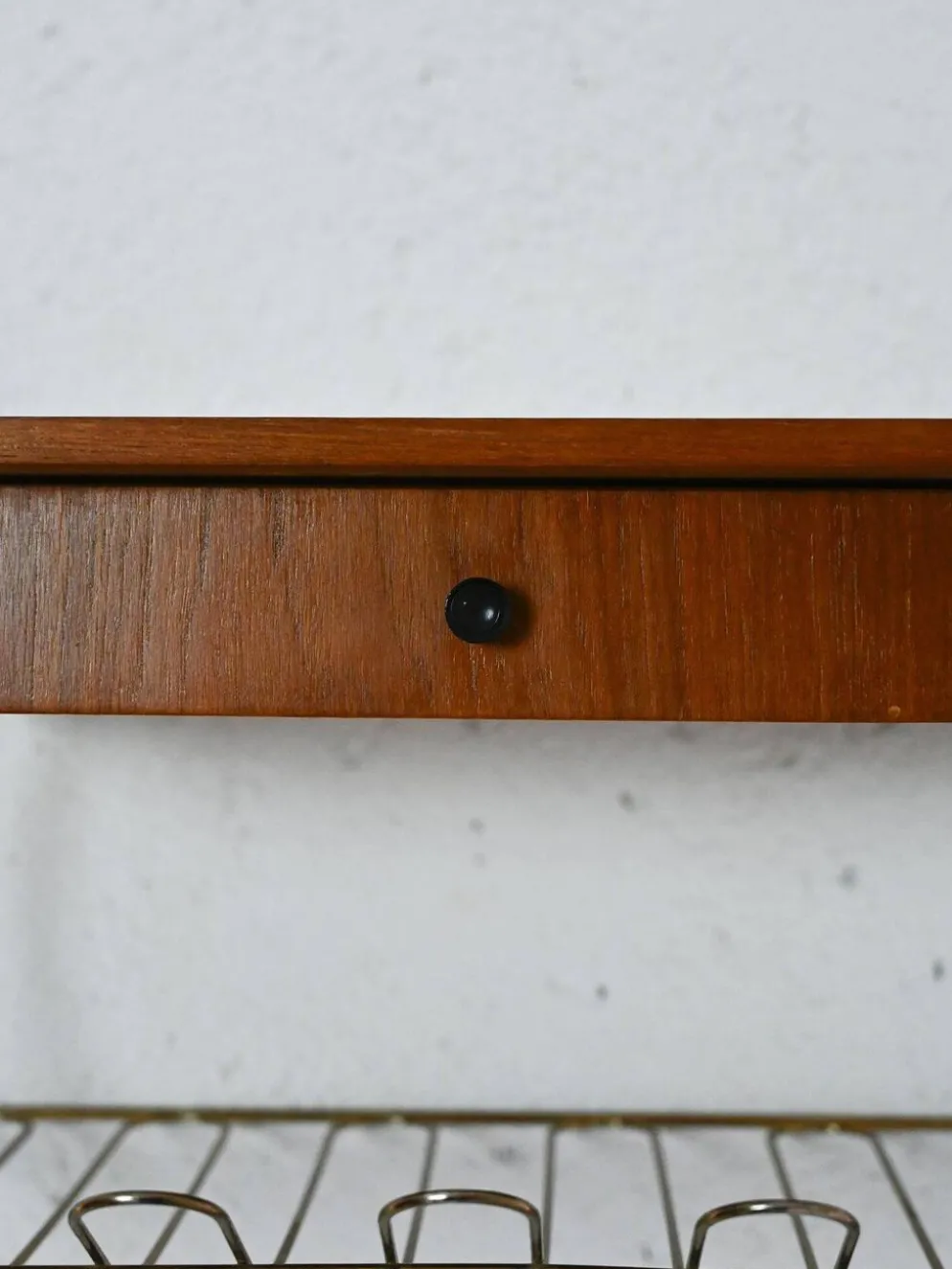 Table de nuit suspendue des années 60