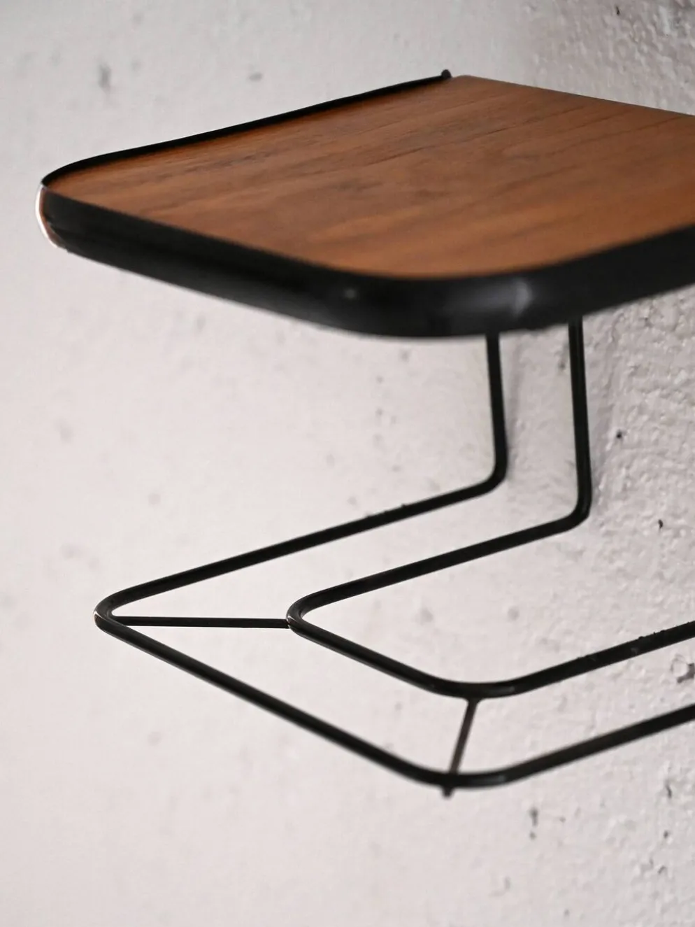 Table de nuit suspendue en teck et métal