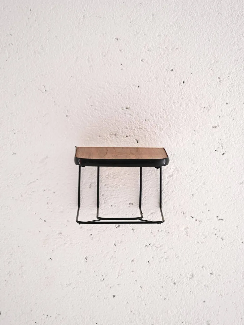 Table de nuit suspendue en teck et métal