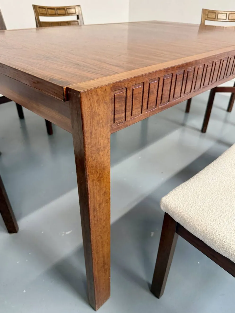 Table de repas extensible design italien 60 palissandre géométrique
