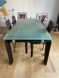 Table de repas extensible modèle Stilt par Decoma Design pour Desalto,
