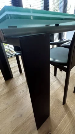 Table de repas extensible modèle Stilt par Decoma Design pour Desalto,