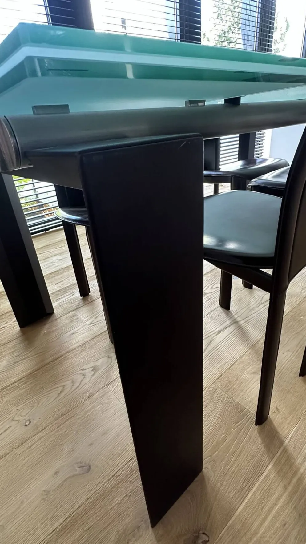 Table de repas extensible modèle Stilt par Decoma Design pour Desalto,