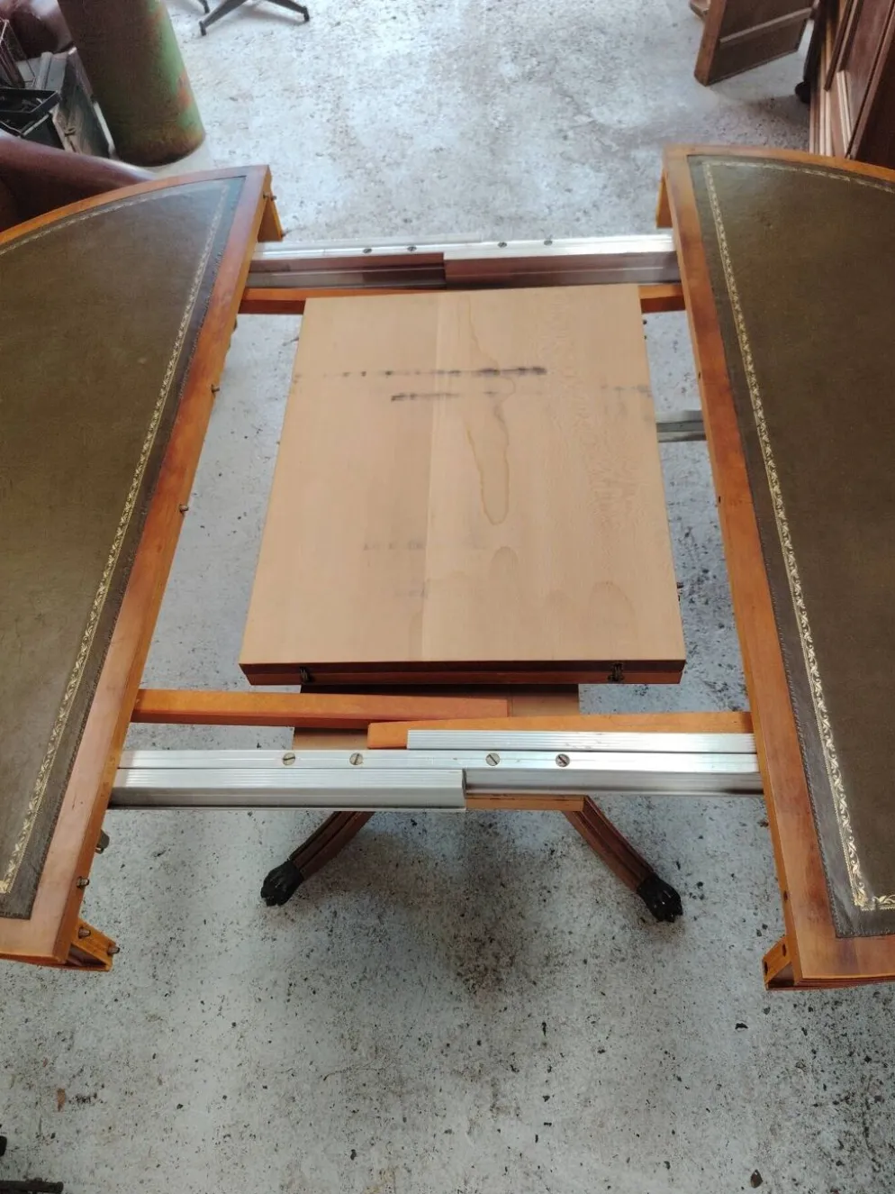 Table de repas ronde Regency en acajou et cuir vert à rallonges - XXe