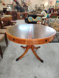 Table de repas ronde Regency en acajou et cuir vert à rallonges - XXe