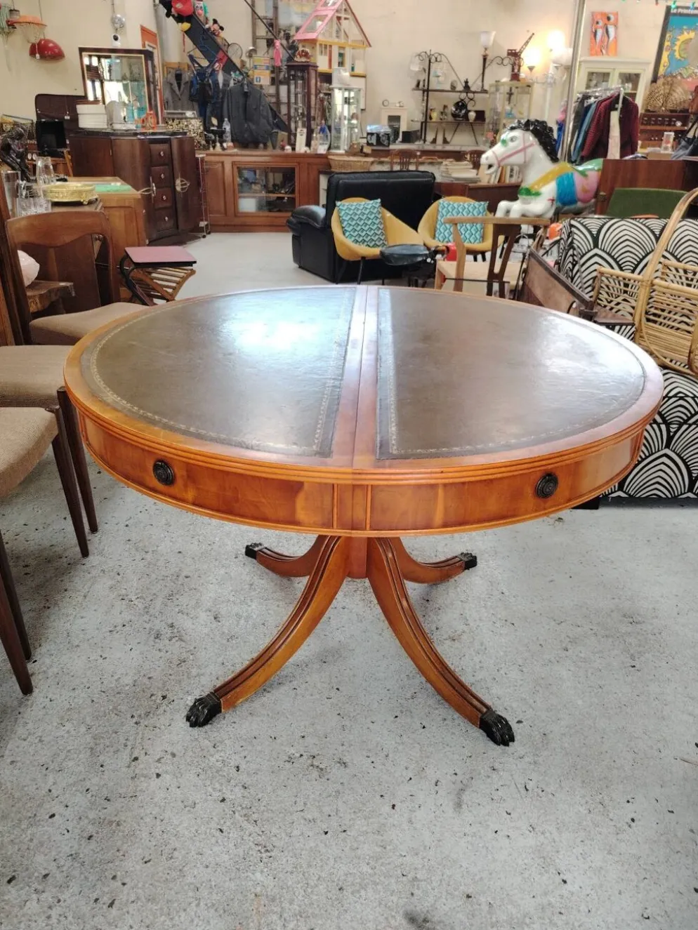 Table de repas ronde Regency en acajou et cuir vert à rallonges - XXe
