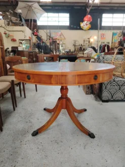 Table de repas ronde Regency en acajou et cuir vert à rallonges - XXe