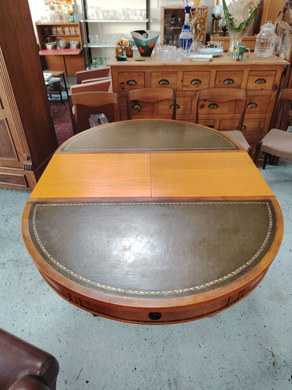 Table de repas ronde Regency en acajou et cuir vert à rallonges - XXe