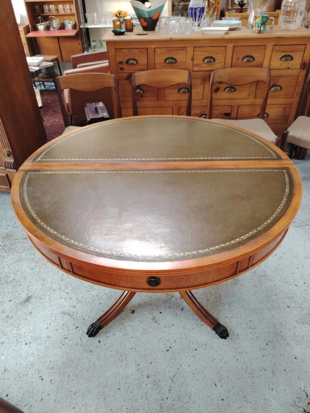 Table de repas ronde Regency en acajou et cuir vert à rallonges - XXe