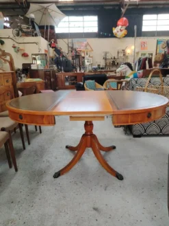 Table de repas ronde Regency en acajou et cuir vert à rallonges - XXe
