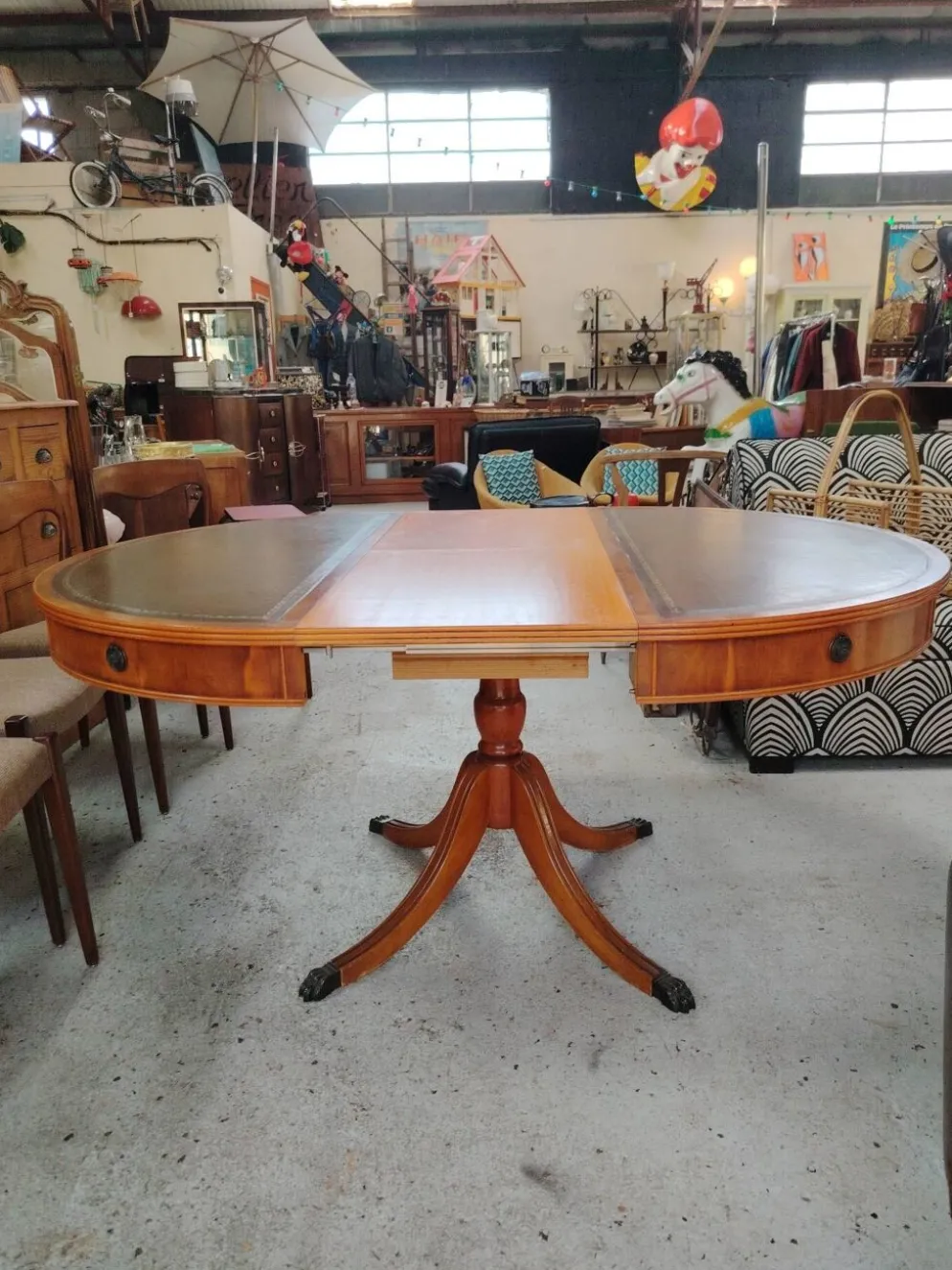 Table de repas ronde Regency en acajou et cuir vert à rallonges - XXe