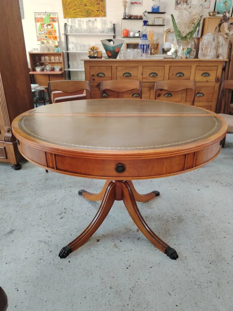 Table de repas ronde Regency en acajou et cuir vert à rallonges - XXe