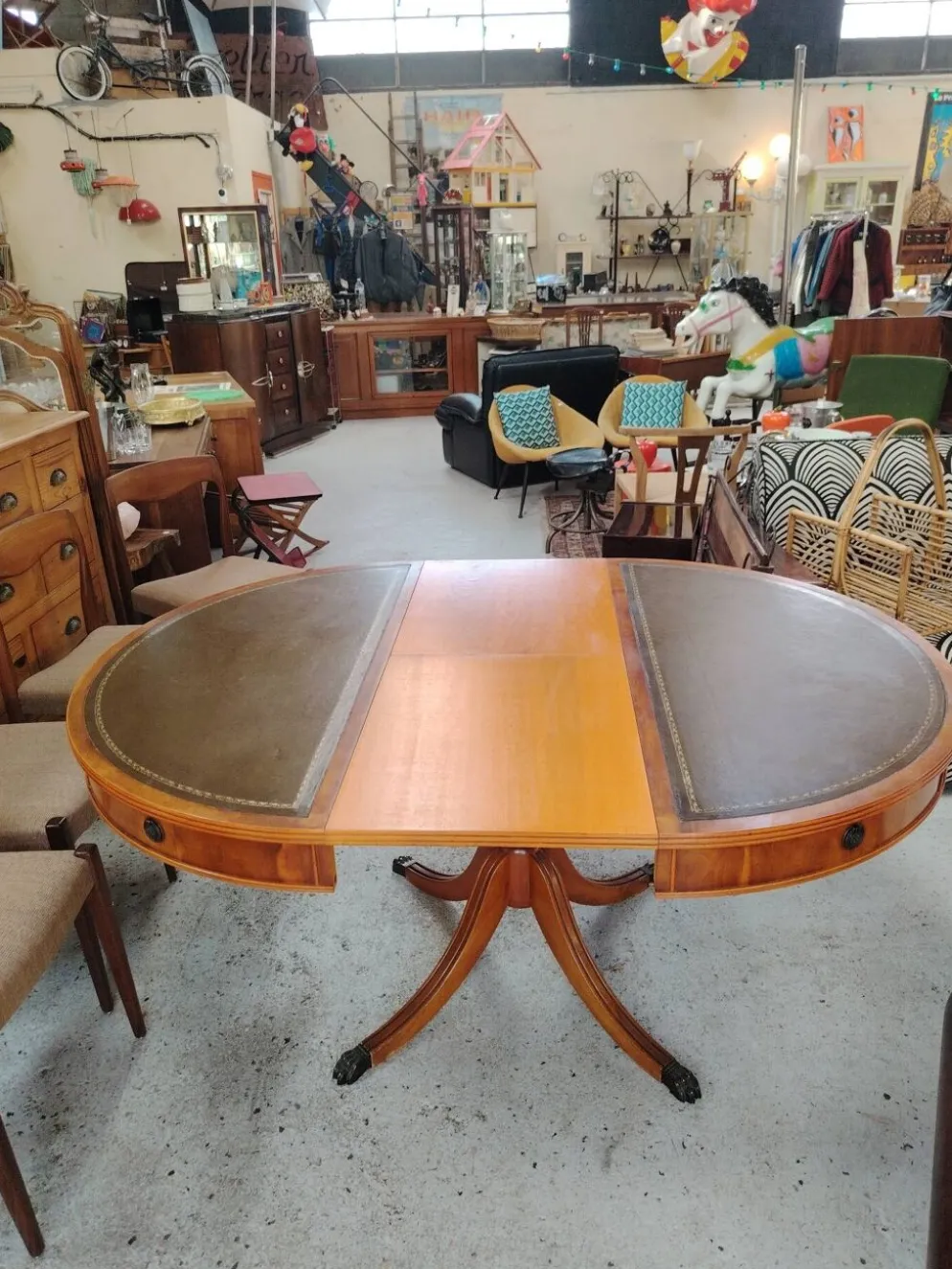 Table de repas ronde Regency en acajou et cuir vert à rallonges - XXe