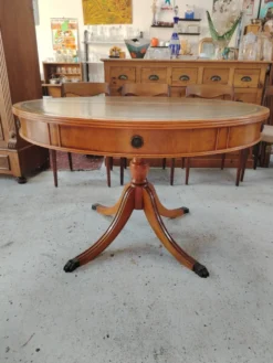 Table de repas ronde Regency en acajou et cuir vert à rallonges - XXe